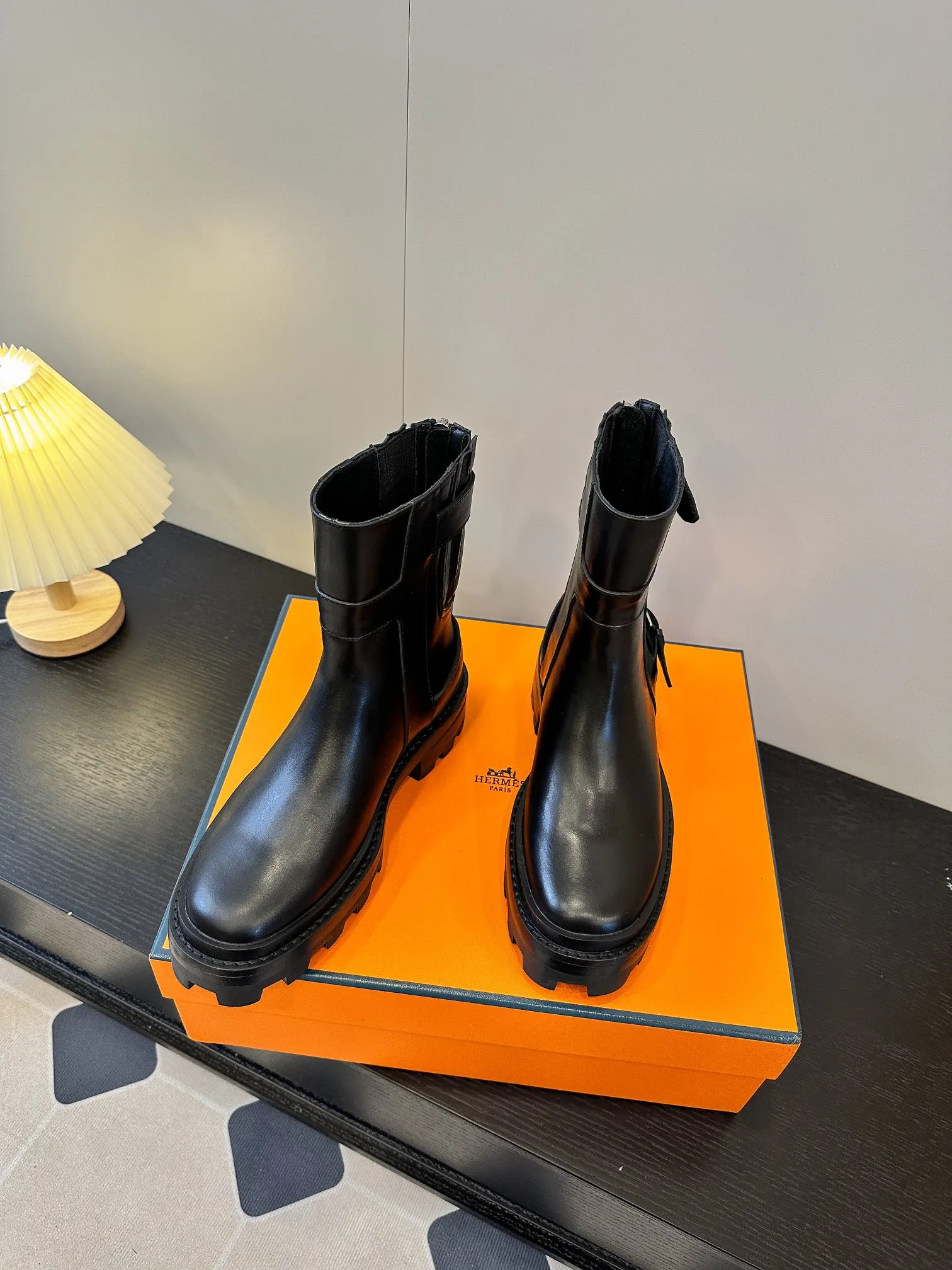 👟👟Ex-factory price 640👟👟 Top version H family 2024 autumn and winter new HERMES classic boots 🇨🇳 Naturally have unique craftsmanship and quality. The leather of this boot is all imported and customized, and the inner material is also imported custom cowhide 🗯️Easy to wear and comfortable, a must-have autumn and winter style that looks good with everything, and the style lasts no matter how you wear it ♥️ Upper: first-layer cowhide Lining: Sheepskin lining Outsole: Rubber bottom Size: Female 35-39 (40 non-returnable and non-exchangeable)